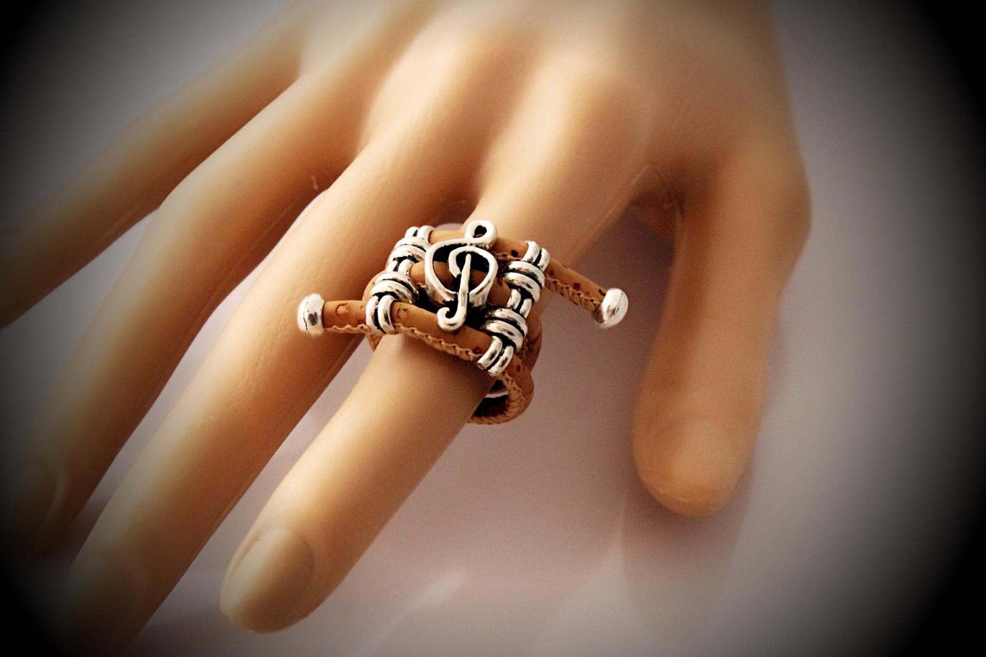 Treble Clef Adjustable Natural Cork Music Ring