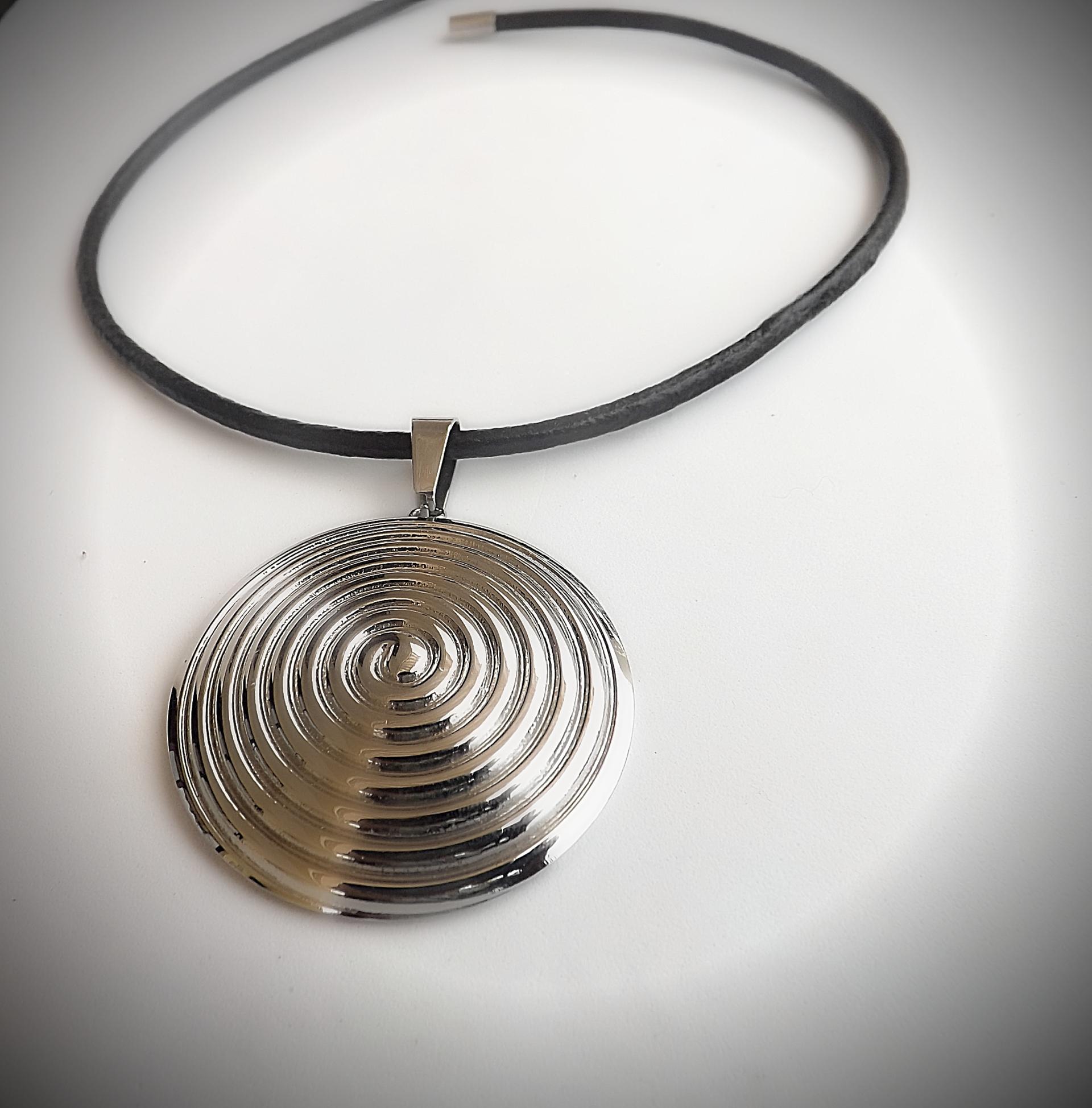 Dome Pendant "Bullseye" Leather Choker