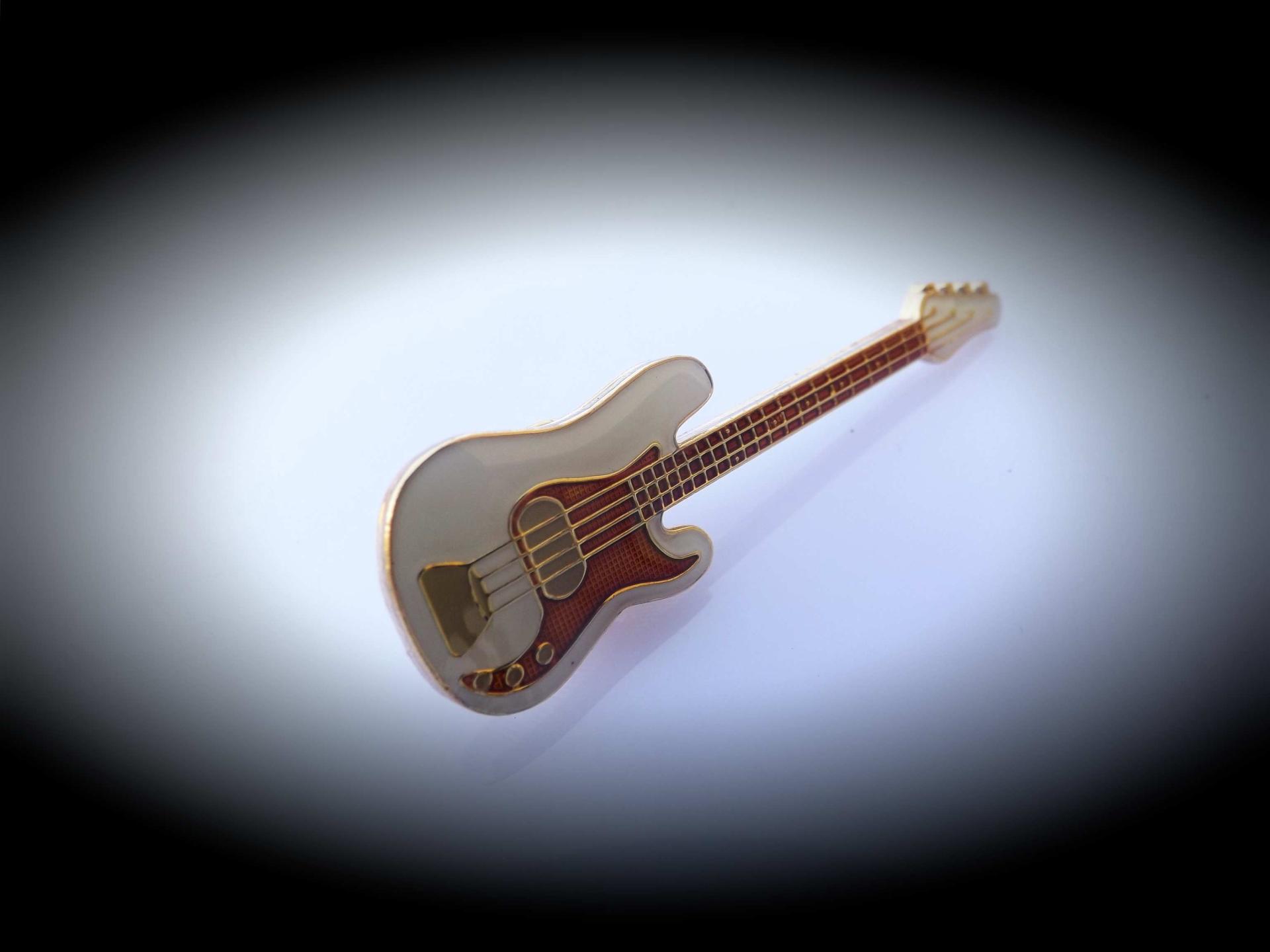 Bass Guitar Fender Style Pin / Brooch