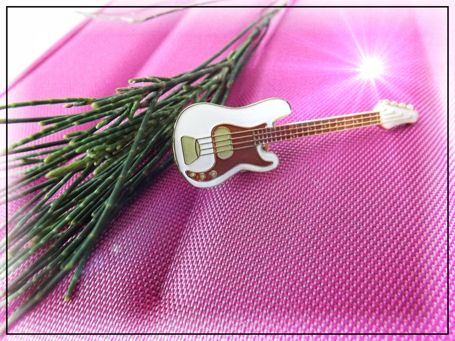 Bass Guitar Fender Style Pin / Brooch