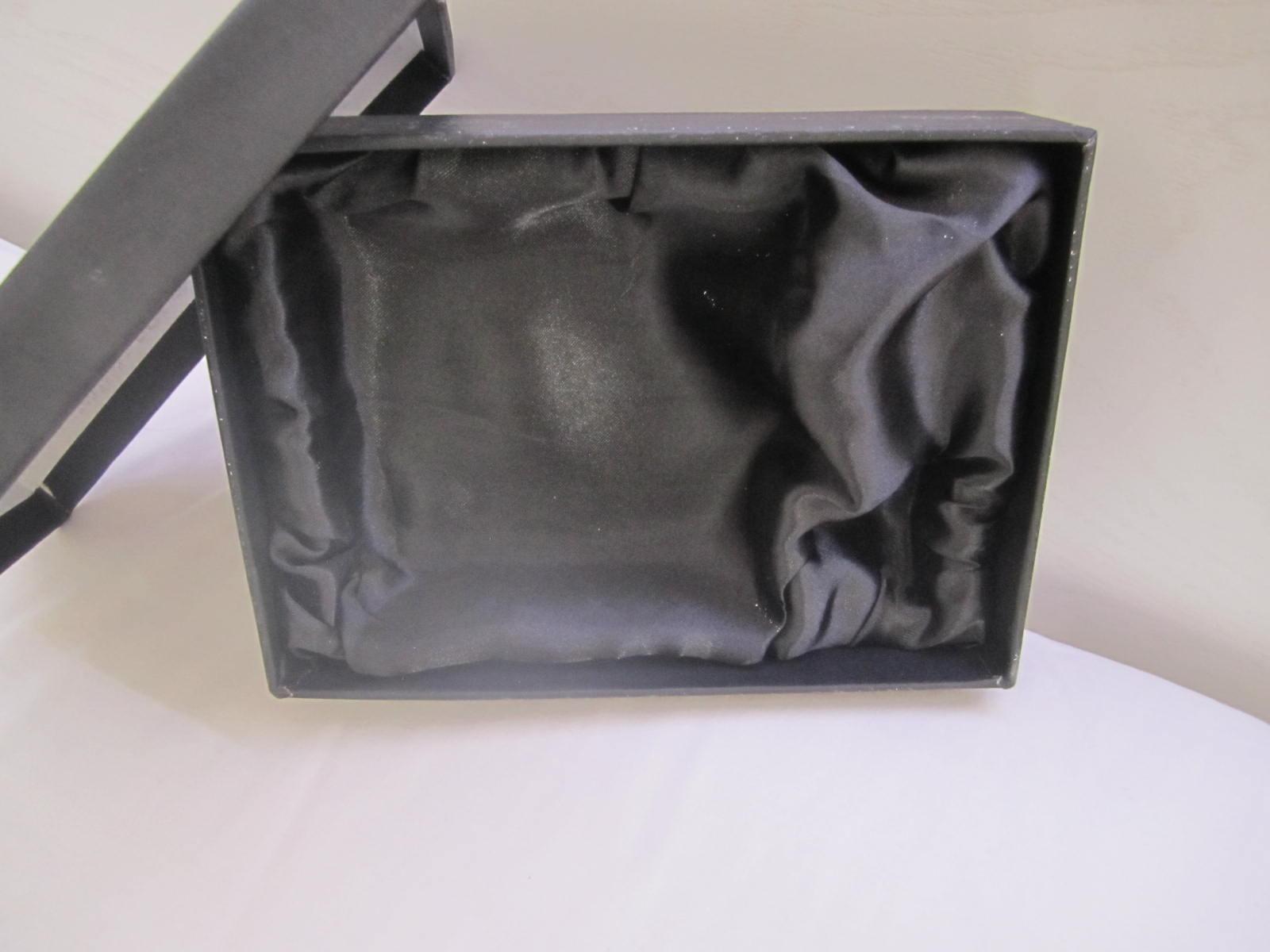 Presentation box for hip flask